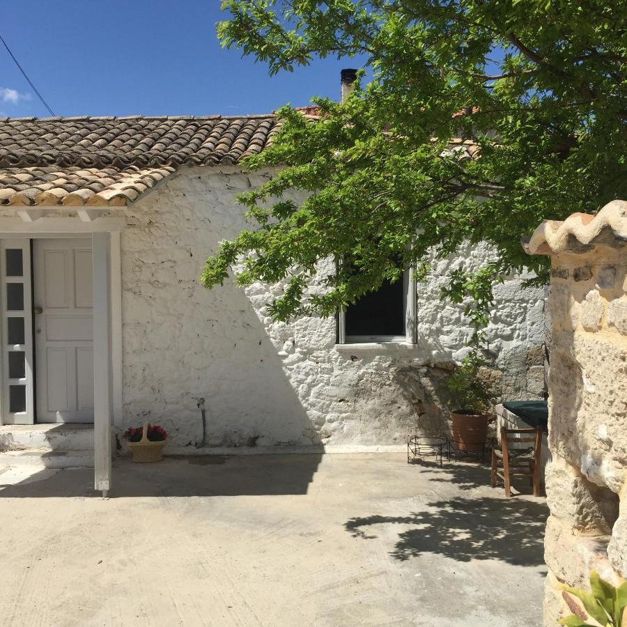 Aνεξάρτητη Παραδοσιακή Πέτρινη Κατοικία Corinth Exterior photo